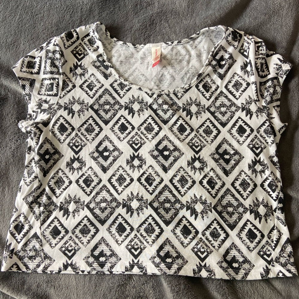 No Boundaries Black and White Patterned T-Shirt Size Extra Large